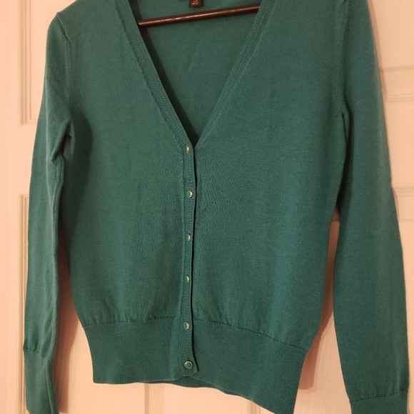 Four, different colours sweaters - Picture 9 of 12